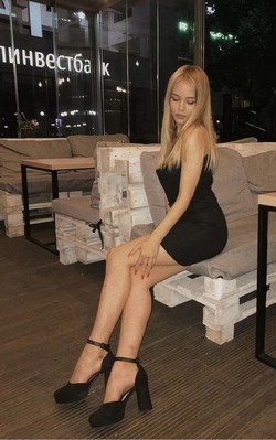 blond-model-look-young-girl-big-0