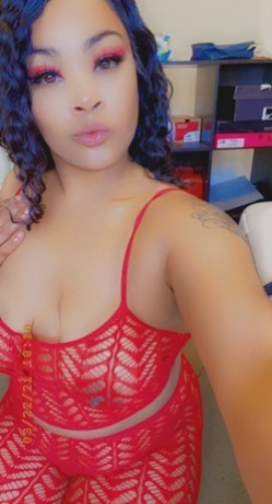 sexy-bombshell-new-to-area-big-0