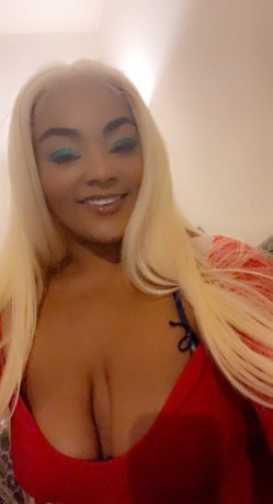 sexy-bombshell-new-to-area-big-0