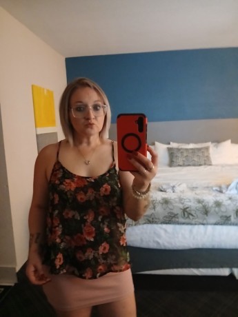 playful-blonde-wbig-booty-big-0