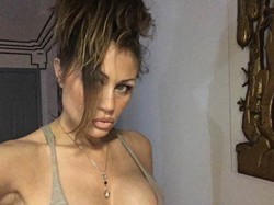 party-like-a-rockstar-and-play-with-a-pornstar-big-0