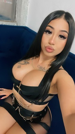 seductive-busty-beauty-big-0
