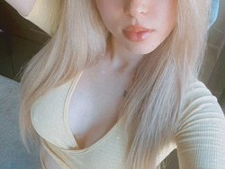 blonde-petite-hottie