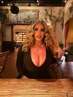porn-star-ready-to-quench-your-thrust-big-1