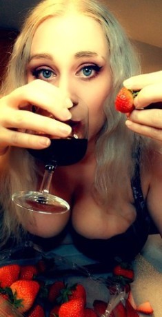 loquacious-and-quirky-blonde-bombshell-big-0