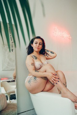 free-spirited-curvy-sweetheart-for-dreamy-dates-big-0