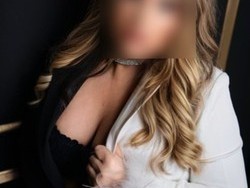 seductive-sensual-curvy-sarah-love