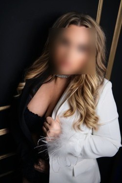 seductive-sensual-curvy-sarah-love-big-0