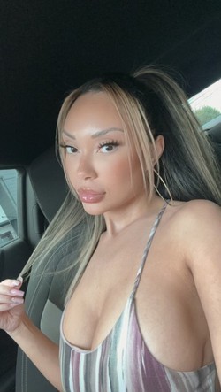 sweet-and-petite-bombshell-big-0