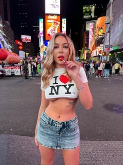 blonde-petite-bombshell-big-0