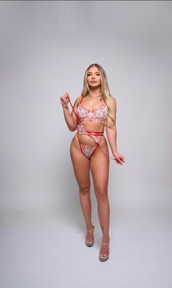 petite-bombshell-big-0