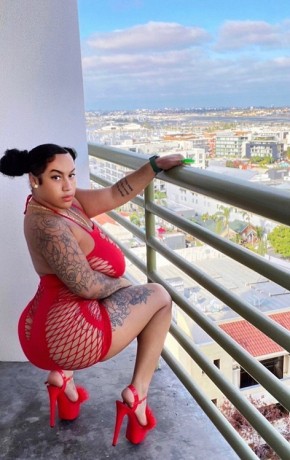 luxury-companion-busty-curvy-spinner-babe-big-0