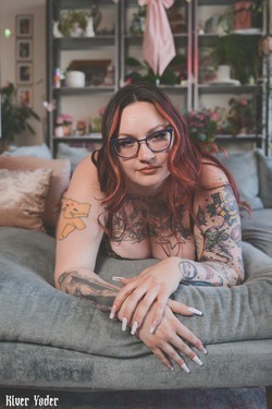hosting-in-oakland-monday-afternoon-saturday-morning-come-unwind-with-your-favorite-girlfriend-big-0
