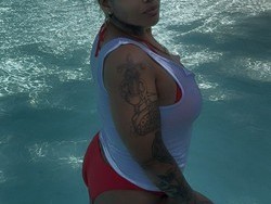 new-pics-smokinhott-summertime-babe