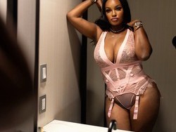 beautiful-busty-and-curvaceous-caribbean-beauty-visiting-from-tampa