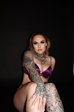 thick-blonde-tatted-babe-big-0