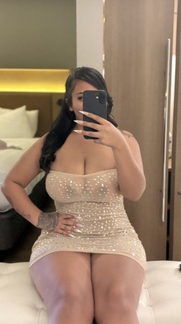 sweet-and-sexy-selena-big-1