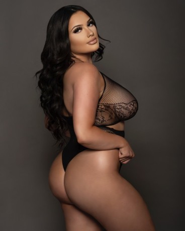 busty-brunette-big-0