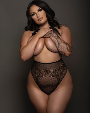 busty-brunette-big-0
