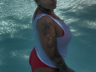 new-pics-smokinhott-summertime-babe