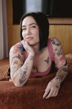 duo-or-dinner-with-tattooed-nyc-babe-big-0