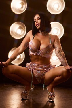 sexy-brunette-nyc-big-1